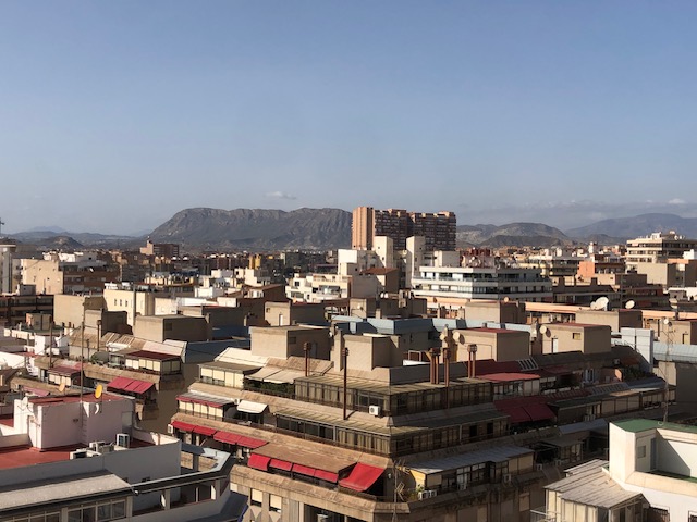 EN EL CENTRO DE ALICANTE. ALQUILER INCLUIDO LUZ AGUA Y COMUNIDAD