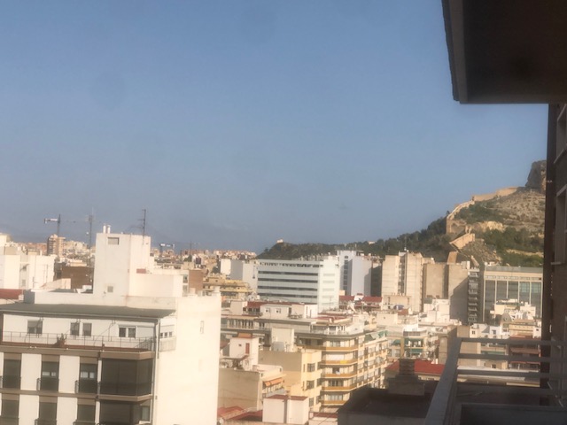 EN EL CENTRO DE ALICANTE. ALQUILER INCLUIDO LUZ AGUA Y COMUNIDAD